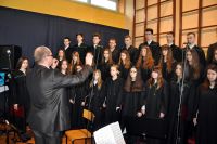 Występ chóru szkolnego Cantus podczas uroczystej akademii
